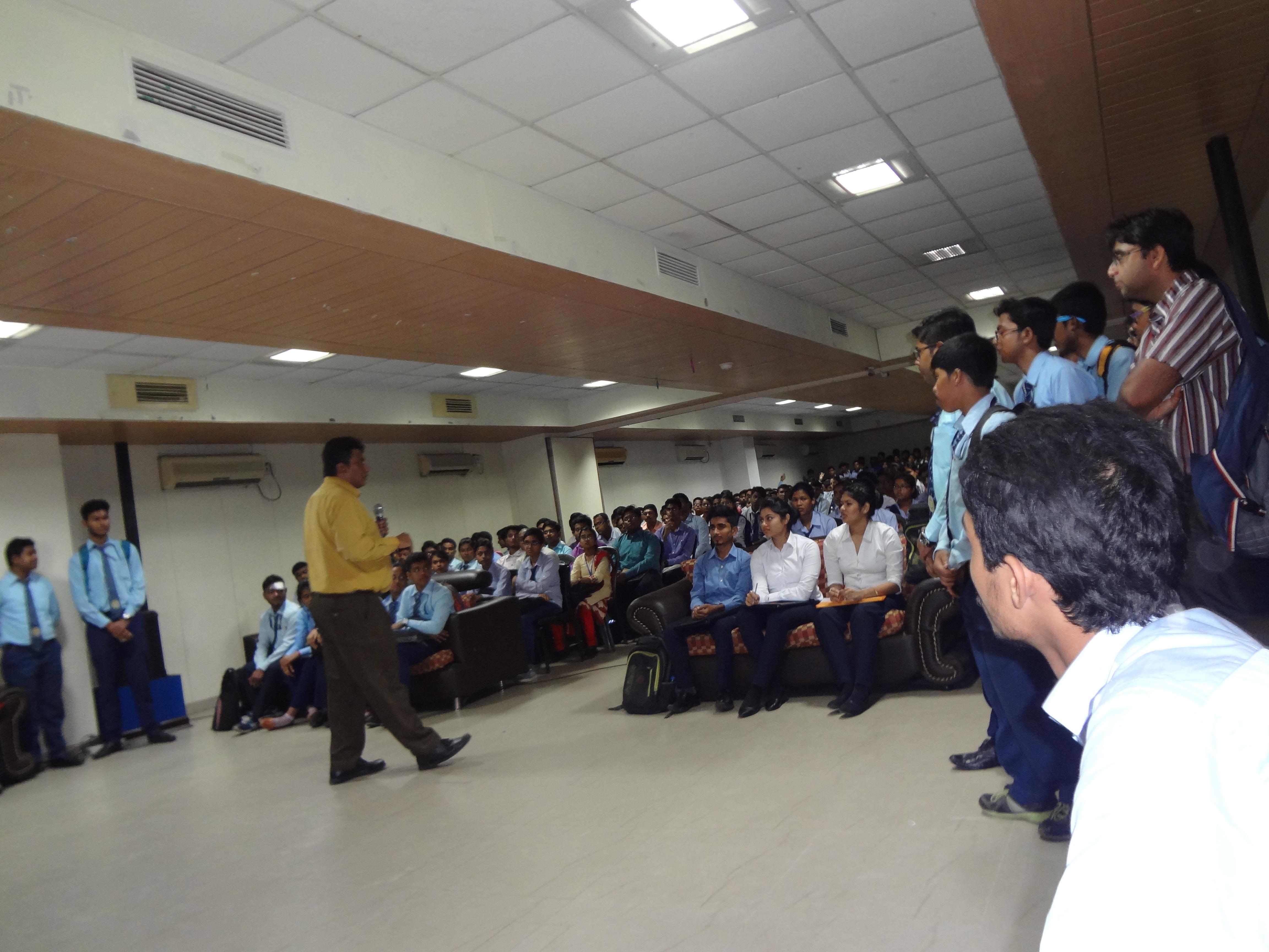 H.R.Head ,L&T Infotech Interacting  with students before starting  the Campus Interview.