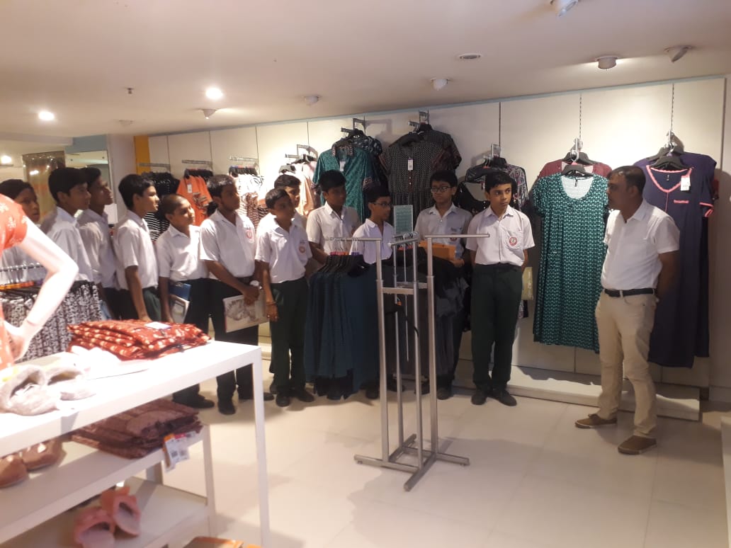 Industry visit organised in retail sector