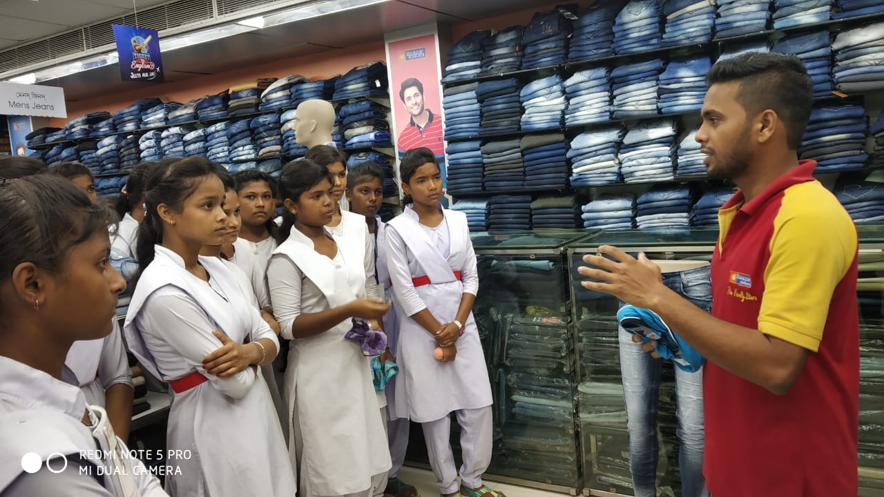 Industry expert Mr.Mukesh Sharma introduced them and shared knowledge about the  retail industry.