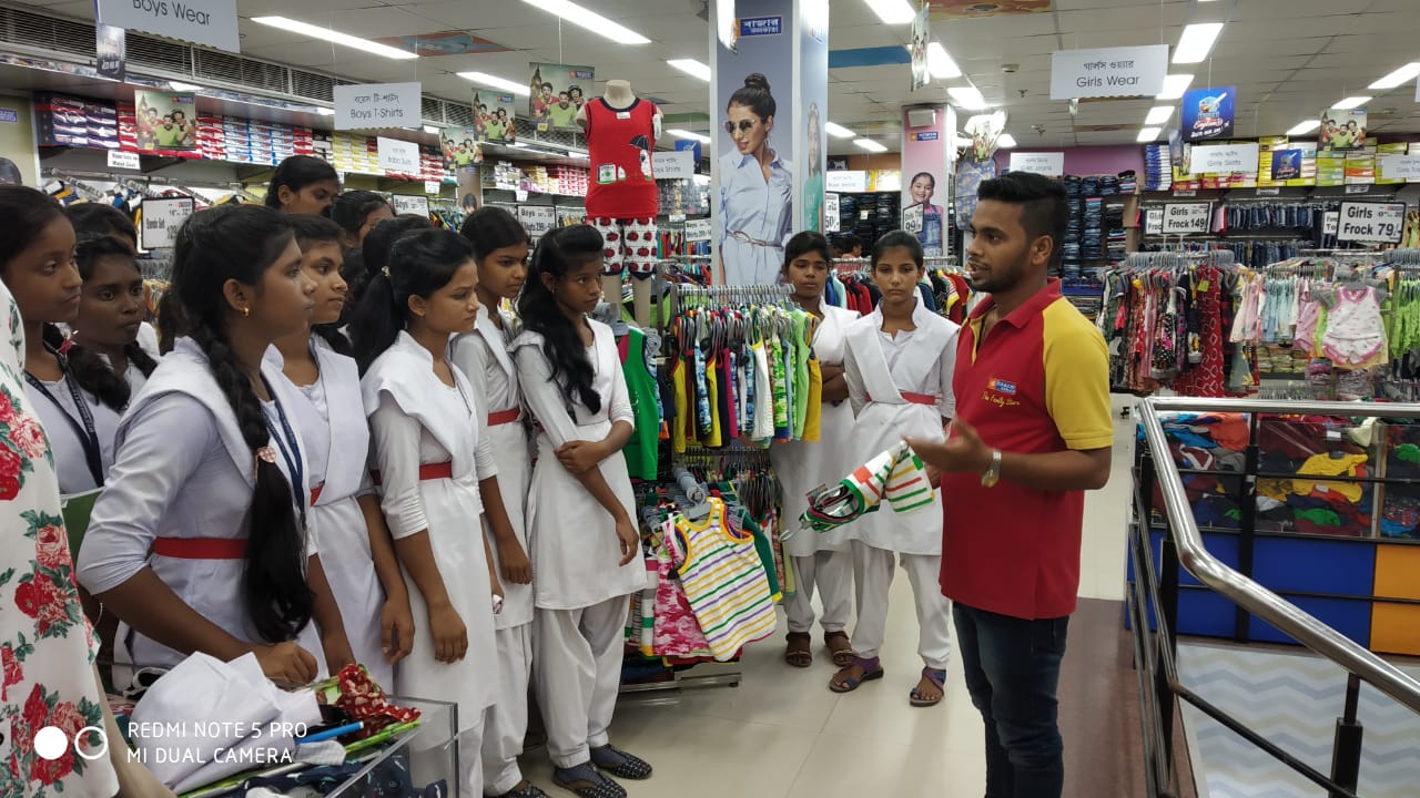 Industry expert Mr.Mukesh Sharma introduced them and shared knowledge about the  retail industry.