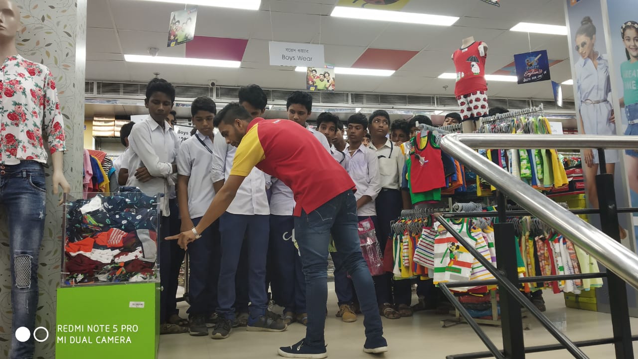 Industry expert Mr.Mukesh Sharma introduced them and shared knowledge about the  retail industry.