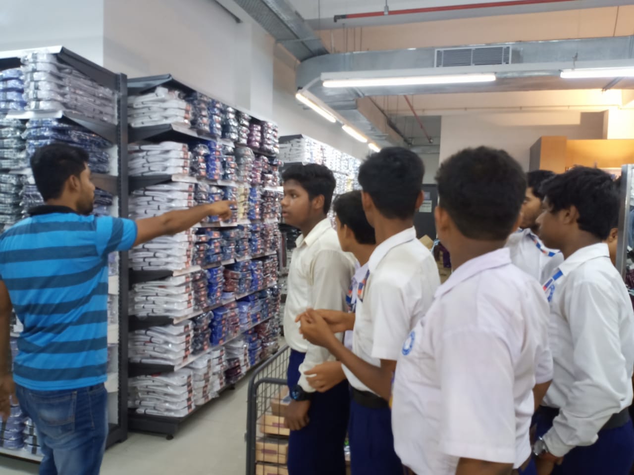 Industry expert Mr.Rajesh singh introduced them and shared knowledge about the  retail industry.