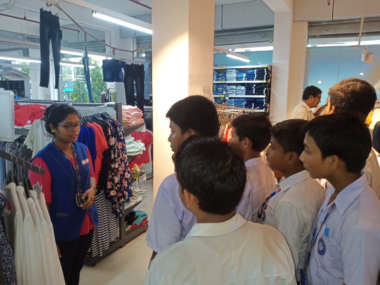 Industry expert Mr.Rajesh singh introduced them and shared knowledge about the  retail industry.