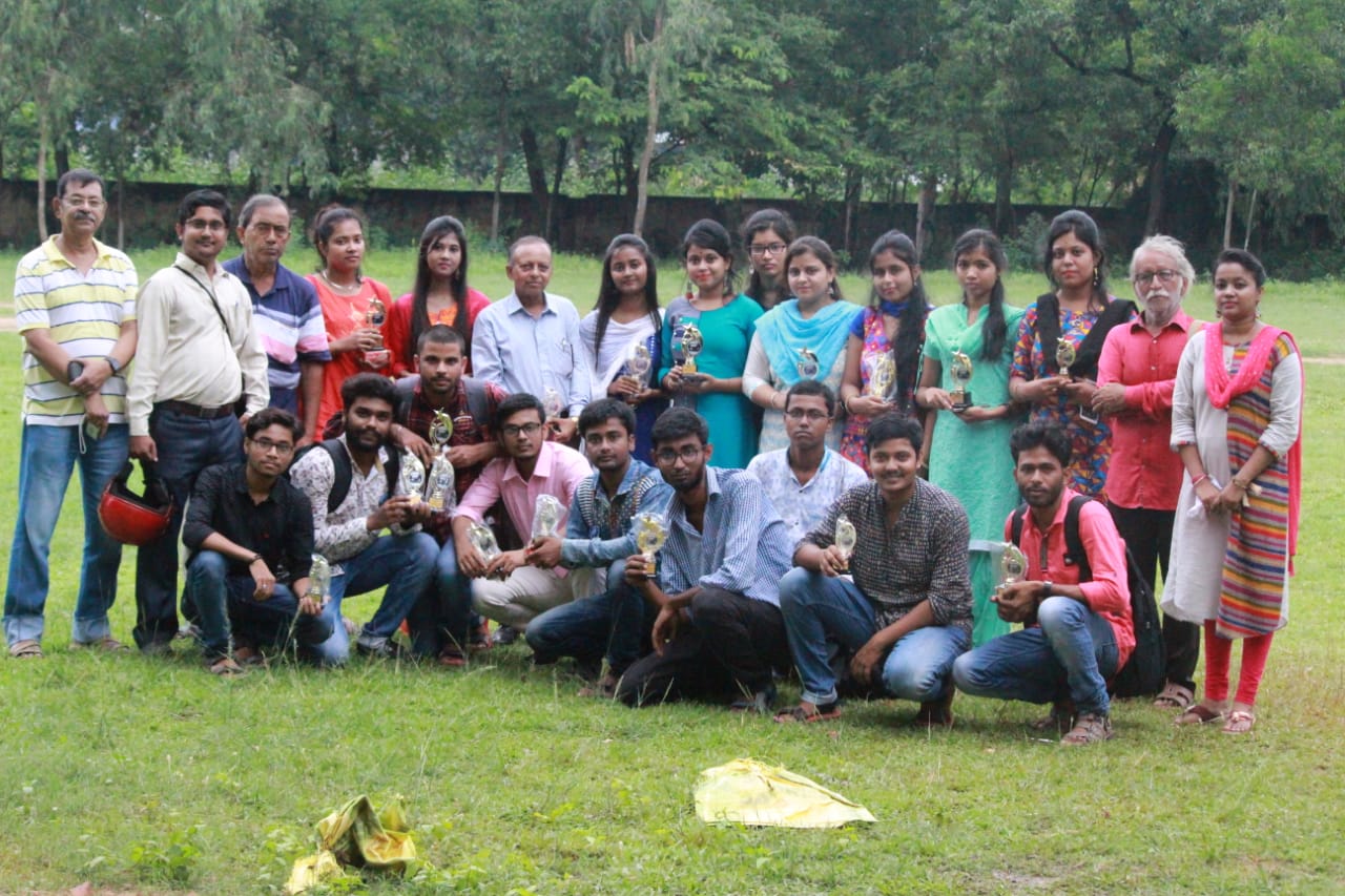 S.R.S.V. Alumnus Committee organised a heart - touching programme to felicitate the outgoing students of third year