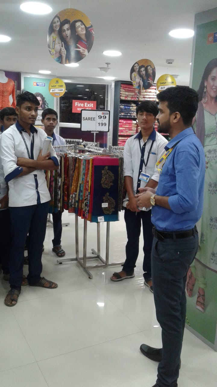INDUSTRIAL VISIT SESSION IN RETAIL SECTOR