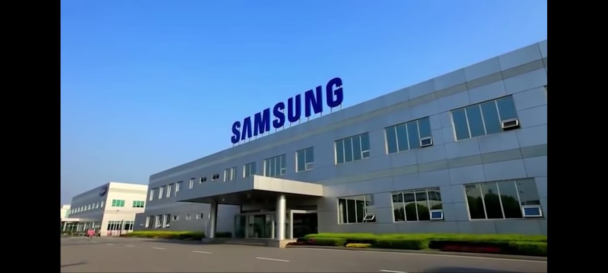 Students of Kasthasali Nivanani High School (H.S), Samsung is the globally leading company in smartphone and other tech devices.